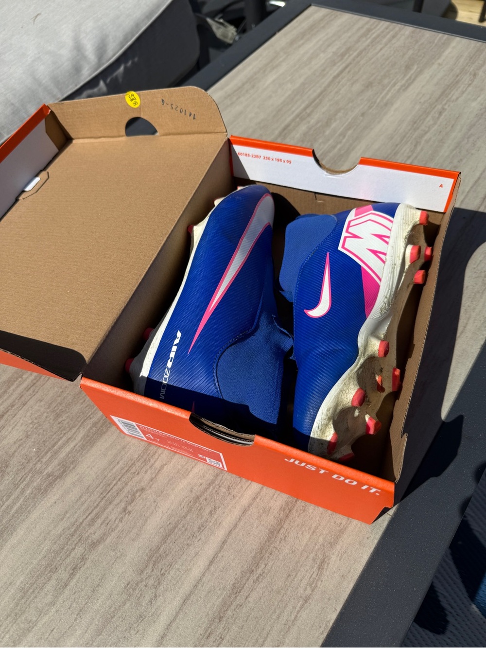 Nike Kids Blue/White/Pink Mid-Cut Laceless Cleats size 4
